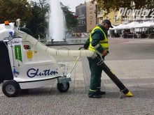 Първо в Plovdiv24.bg: Вижте как чистят Главната с огромна прахосмукачка!