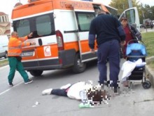 Появи се снимка на блъснатата жена, лежаща на асфалта, състоянието й е много тежко (18+)