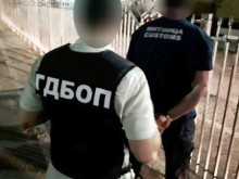 Мъж в униформа с отличителните знаци на Агенция "Митници" стресира търговци в Пловдив