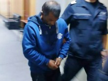 Ето го мургавия бабаит, който с бандата си смля от бой Пламен от Айтос