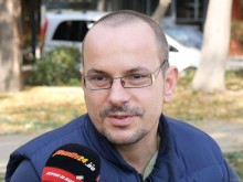 Милен Сиромашки подрежда изложба на учениците си в Народното събрание
