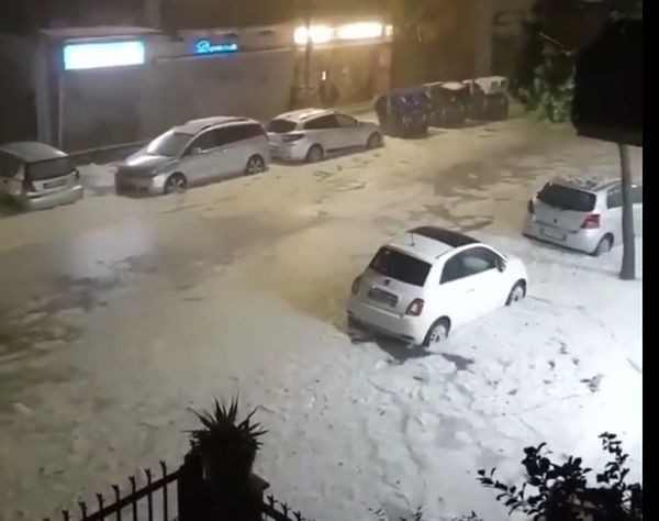 Фейсбук
Проливен дъжд с градушка заля центъра на Рим и наводни