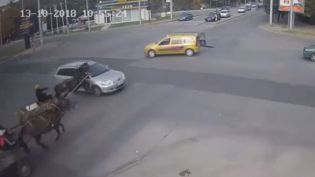 Две каруци и кола се удариха на голямо кръстовище в Хасково. За