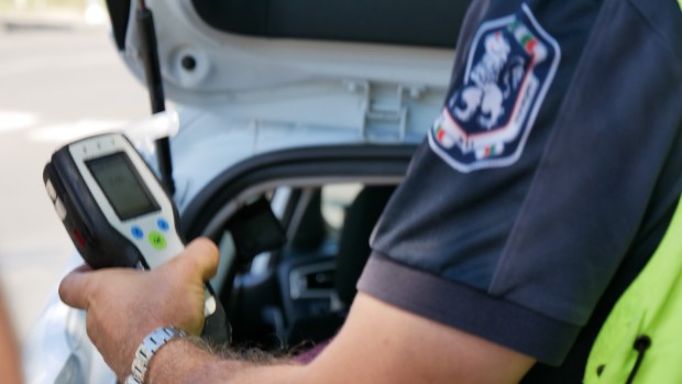 Полицаите констатирали че същият шофира след употреба на алкохол с