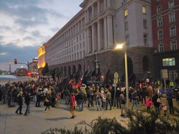 Протестиращите с искане за оставка на Валери Симеонов блокираха кръстовището