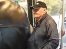 Възмутена майка: Този старец опипва деца в градския транспорт, предлага им пари
