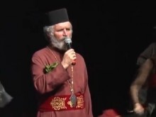 Свещеник издаде албум с песни на български, турски и цигански