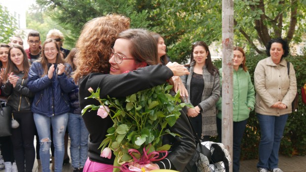 Френската гимназия в Пловдив посрещна с червен килим 12 класничката Лора Тоскова