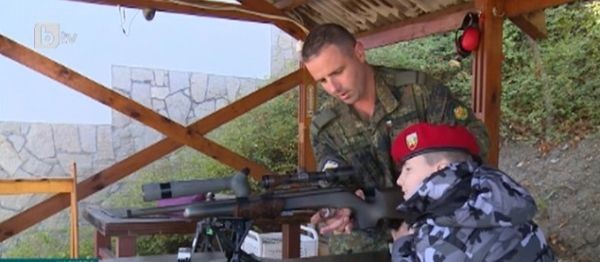 Едно болно дете получи първия си урок стрелба от ефрейтор
