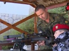 Сбъднаха мечтата на 11-годишния Божидар да стреля с най-точния снайперист