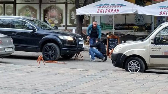 Burgas24 bg Мъж на средна възраст опита да паркира лъскавото си возило