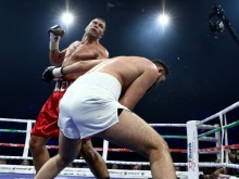 Кобрата наказа Фюри пред 11 000 зрители, задава се бой с Джошуа