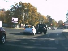 Не зачитам закони и животи! Джигит с брутална маневра на кръстовището на Сточна гара