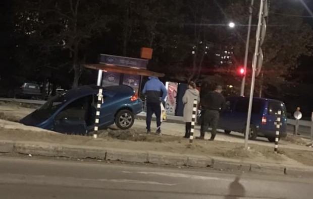 Лек автомобил е пропаднал в ров на кръстовището на РЗИ-Варна,
