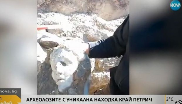 Камък с лицето на жена откриха археолози в петък край
