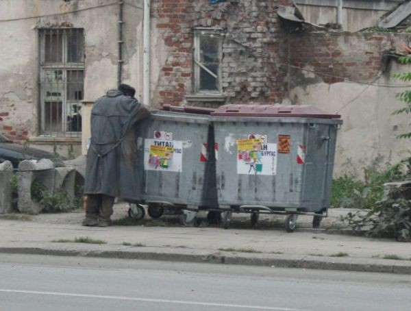 Трима пловдивски бездомници чакат зимата в избените помещения на две