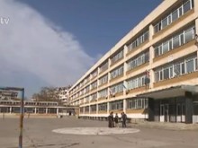 16-годишен заби химикал в лицето на съученик