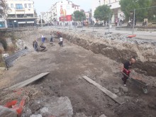Правят подпорна стена на разкопките пред Пощата
