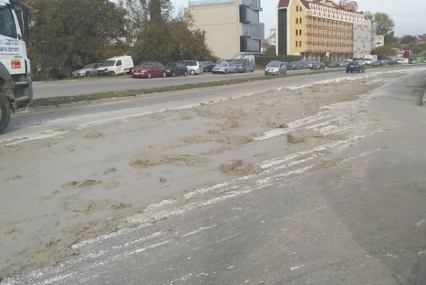 Фейсбук
Бетоновоз е разсипал товара си по ул. Девня научи Varna24.bg