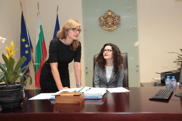 Талантливата бургазлийка Натали Георгиева стана министър на външните работи за