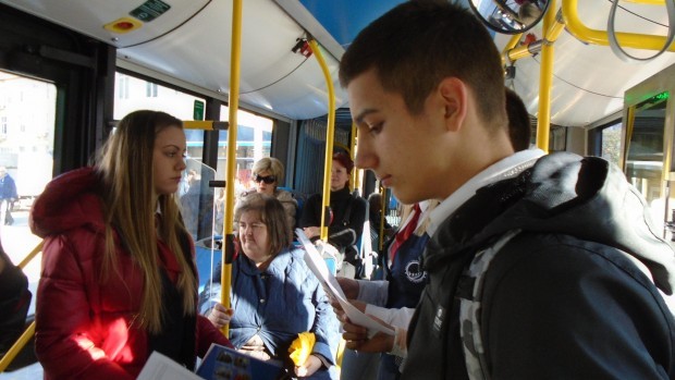 Акцията Четящ автобус на Частното средно училище Юрий Гагарин в