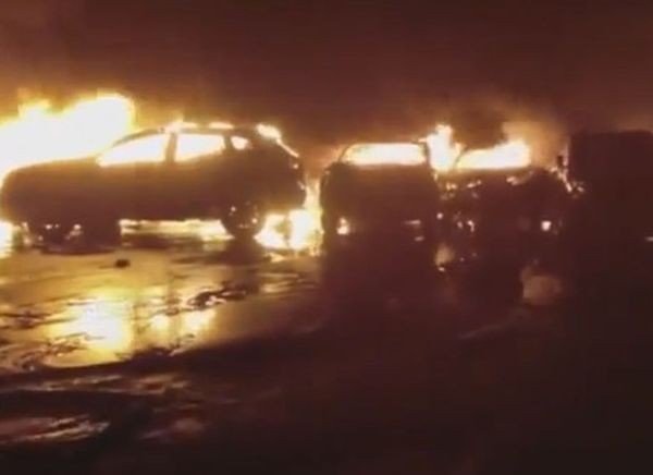 Стотици луксозни автомобили изгоряха при голям пожар на пристанището в
