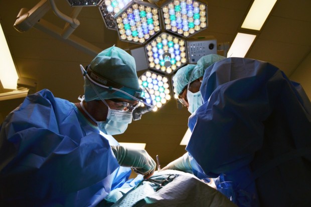 Британски лекари извършиха две успешни гръбначни операции на неродени бебета