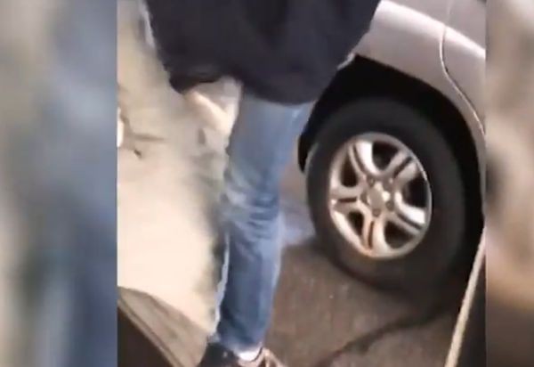 Шокиращо видео, което показва бой между агресивни шофьори, изпрати зрител