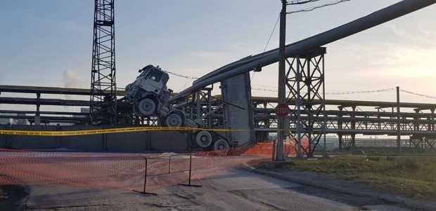Фейсбук
Товарен камион яхна и повреди тръбопровод в девненския завод Солвей