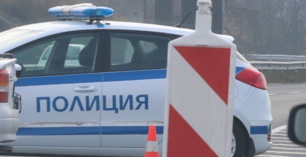 Водач на лек автомобил Рено Сценик“ ударил по непредпазливост пресичаща