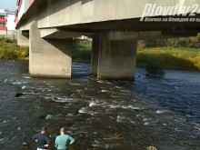 Труп на мъж до Пешеходния мост, водолази вадят тялото!
