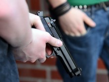 "Семейна" група с пистолет стресира двама мъже до изоставена бензиностанция