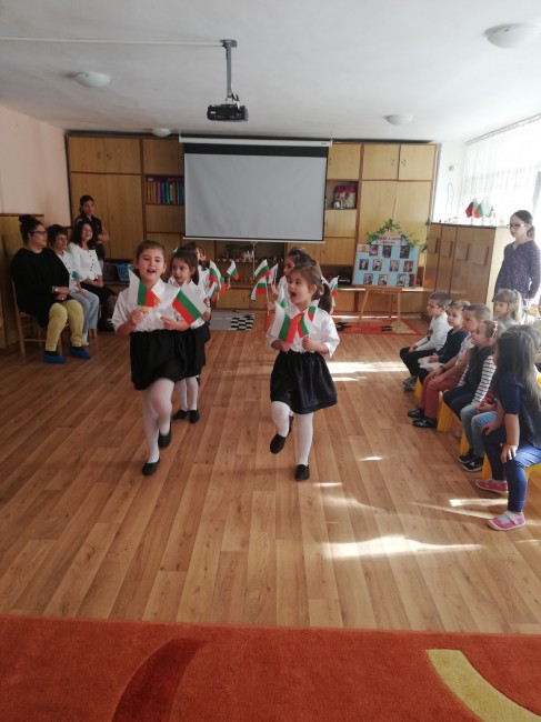 Децата от четвъртите групи на Детска градина Детски свят Благоевград