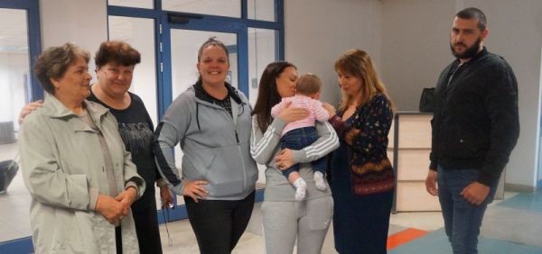 Осеммесечно бебе изоставено от наша сънародничка във Великобритания беше посрещнато