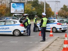 Гъмжи от полиция около гробищата в Пловдив
