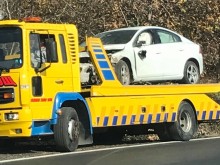 Volvo S60 излетя в дере на пътя за Войводиново