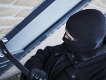 Рецидивист с 28 присъди се промъкна в чужд дом да краде, наръга собственика, докато жена му спи