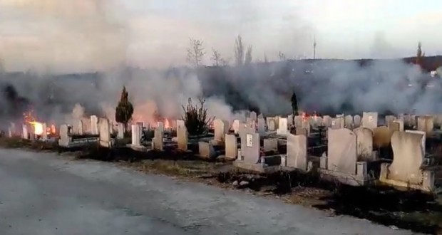 Страховит пожар лумна на гробищата край Русе. Стихията се е
