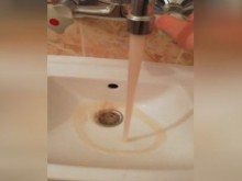 Червена вода от чешмата стресна жители на Чепеларе