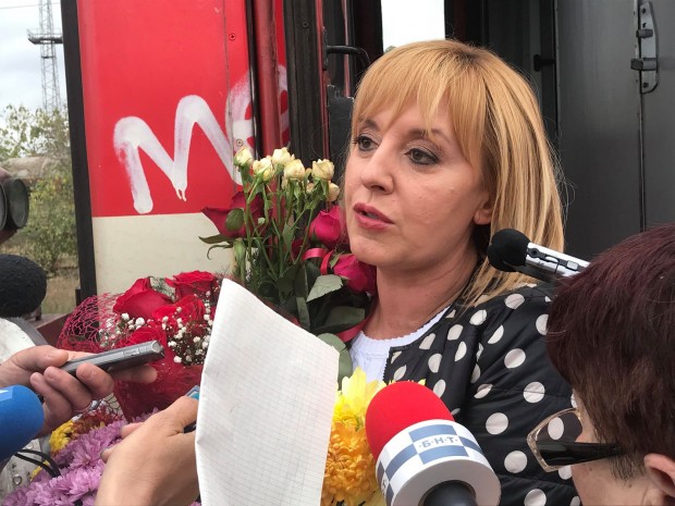 Омбудсманът Мая Манолова слезе на гара Варна отрупана с цветя