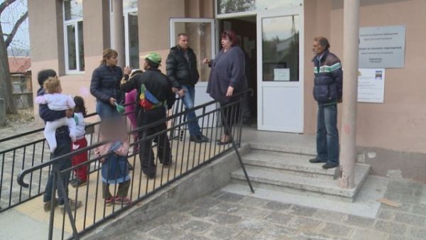 Социални работници отнеха четирите деца на семейството от Харманли Двуседмично