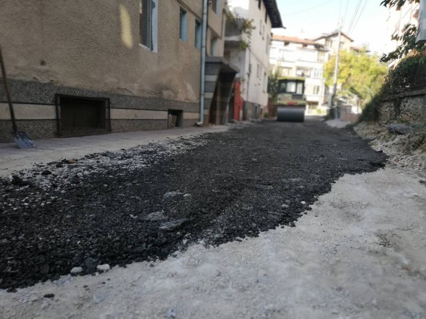 Стартираха ремонтни дейности на улица Коста Босилков“ в Благоевград. В