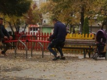Двама мъже на люлка възмутиха пловдивчанин