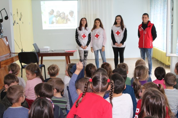 Доброволците от Областната младежка организация на БМЧК отбелязаха днес Европейския