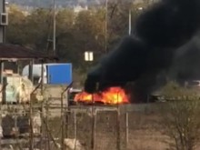 Пожар зад магазин "Алати" в Пловдив! Изгоря автомобил, пострада и втори