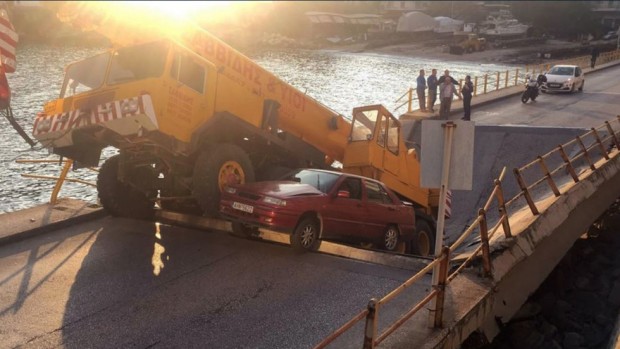 Един от най натоварените мостове в гръцкия град Кавала се срути