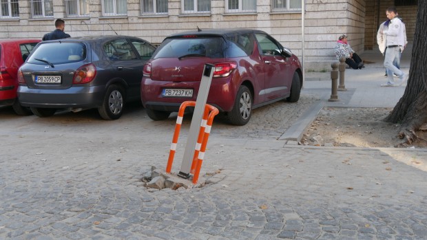 Елементи от новата система за паркиране вече са разбити, макар