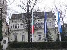 Нови знамена поставиха и пред сградата на "Централен"
