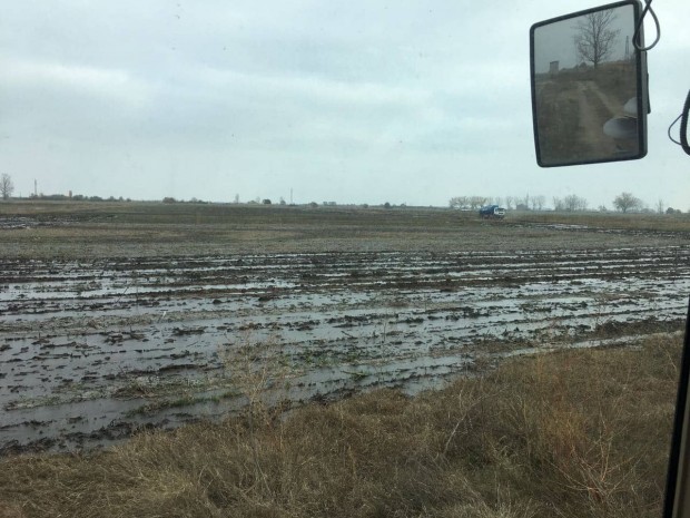 Десет поредни дни продължават незаконните разливи в земеделски земи в