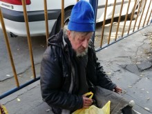 Добрата новина: Сирак помага на бедни хора: И аз като малък съм ял хляб със сол! Щастлив съм да помогна